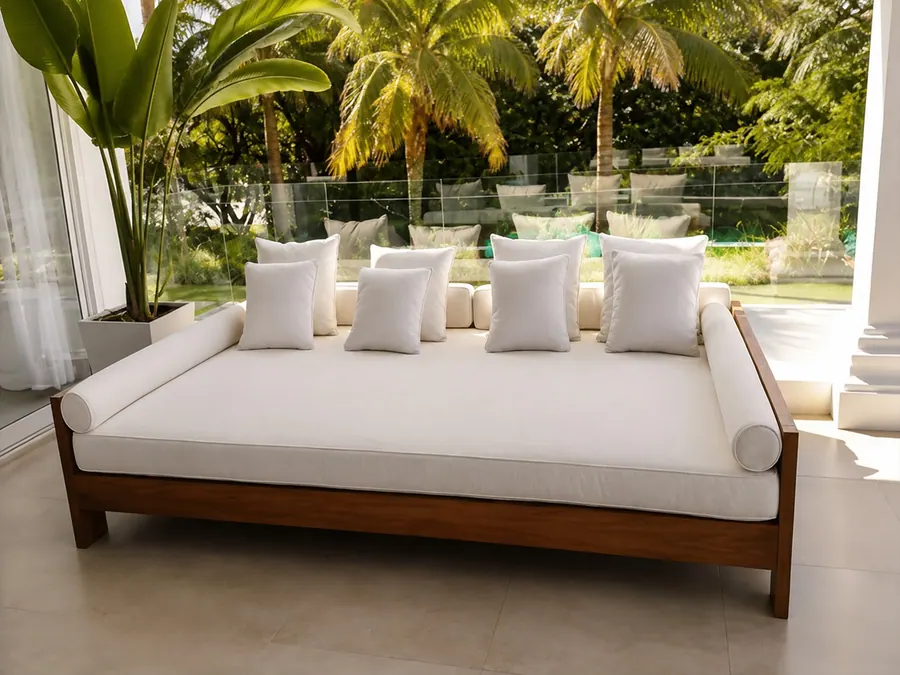 Daybed estofado para área externa junto ao jardim, Brasilina