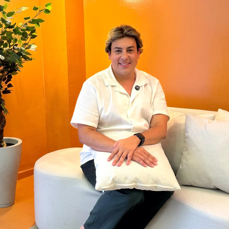 Publicação do Instagram: sofá curvo branco no showroom