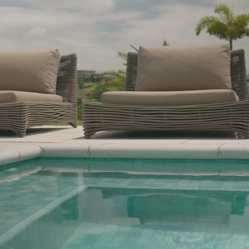 Publicação do Instagram: estofados de área externa à beira da piscina