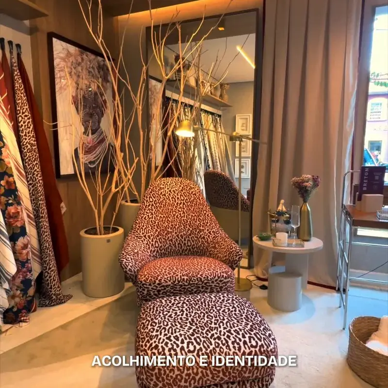 Publicação do Instagram: poltrona estampada no showroom