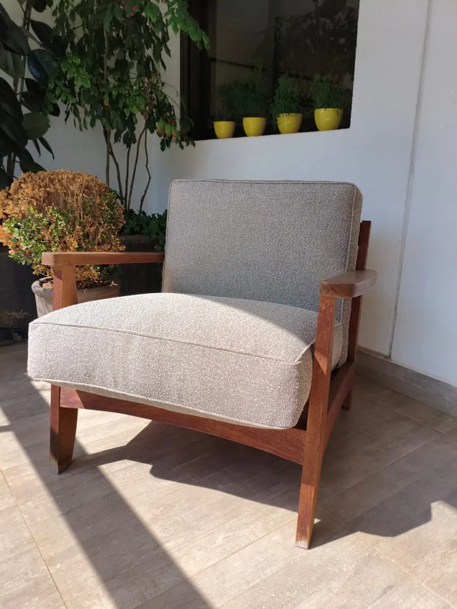 Poltrona de madeira maciça com estofado cinza-claro, Brasilina